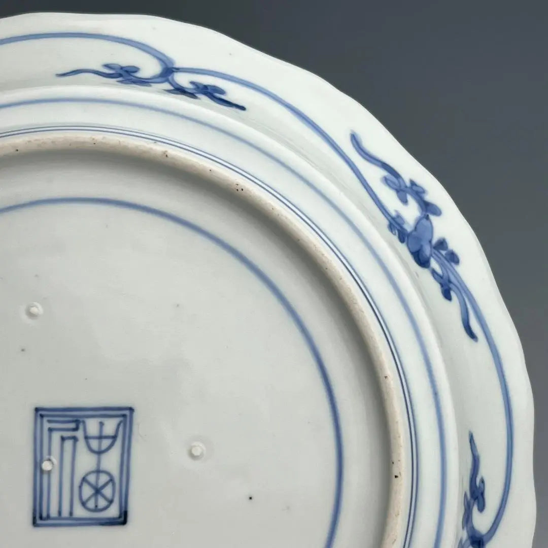 Ai Kutani, antiguo Imari, teñido y tejido, patrón unryu, plato de flores, década de 1650-1660