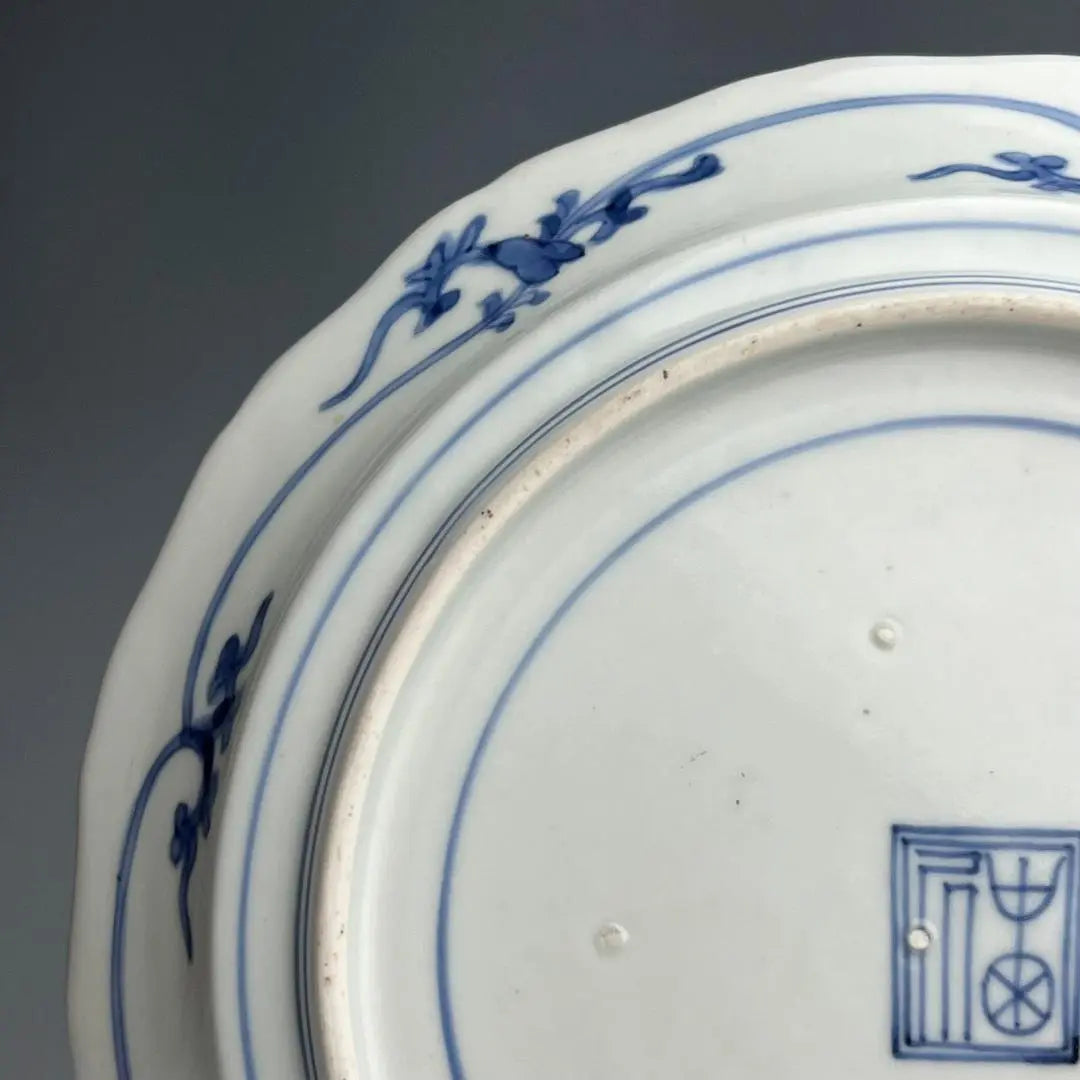 Ai Kutani, antiguo Imari, teñido y tejido, patrón unryu, plato de flores, década de 1650-1660