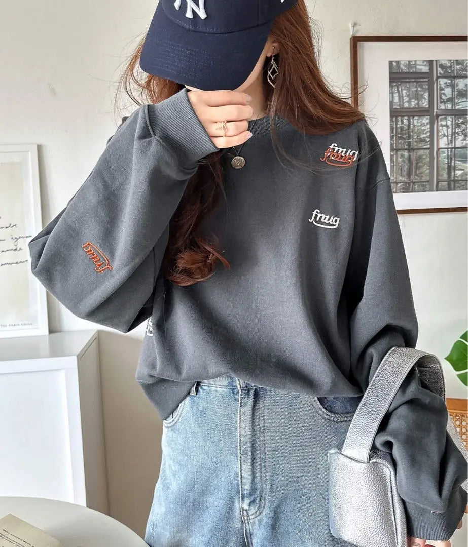 《Java Java Collab》Random Embroidery Cropped Length Fleece Sweatshirt