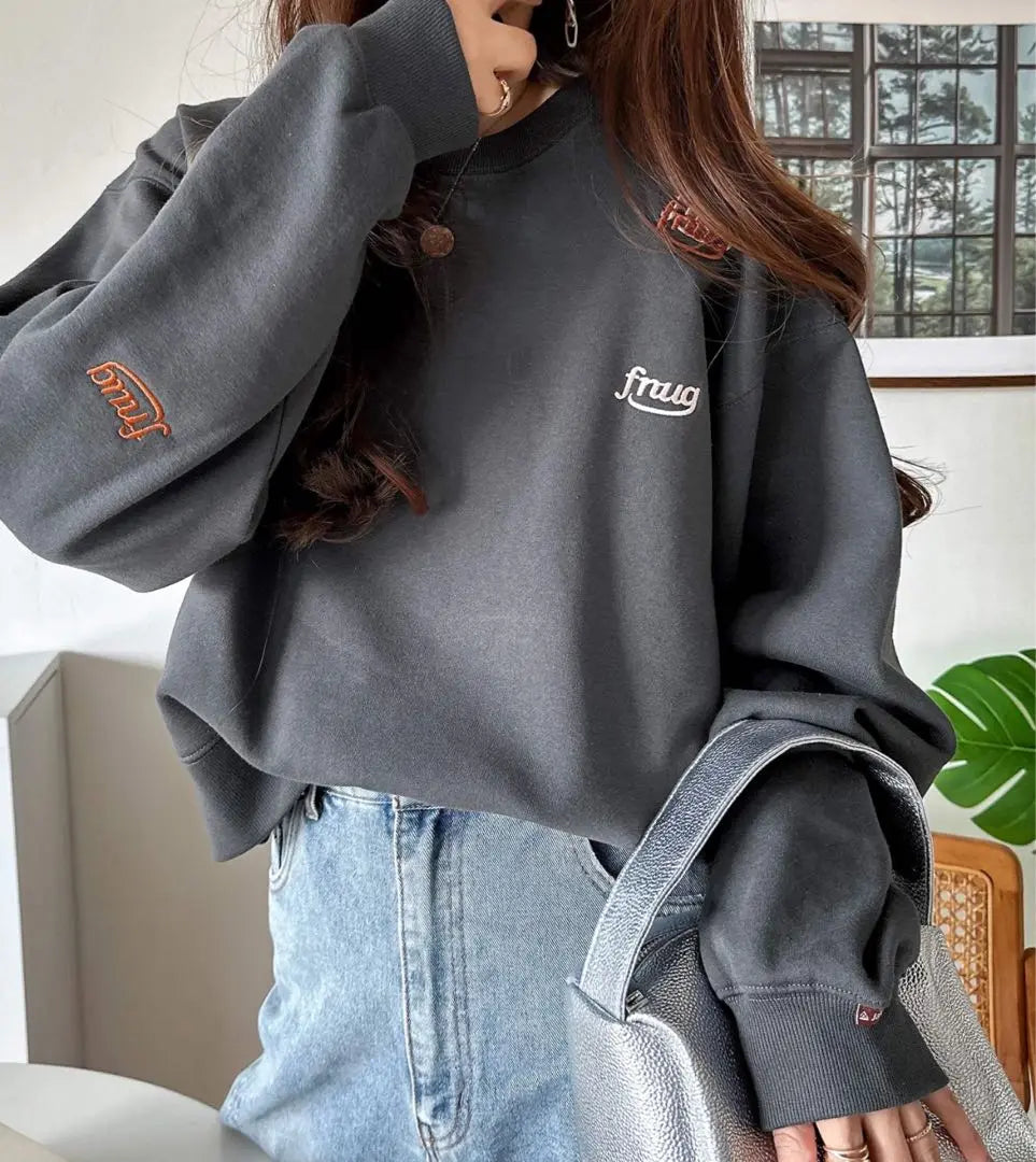 《Java Java Collab》Random Embroidery Cropped Length Fleece Sweatshirt