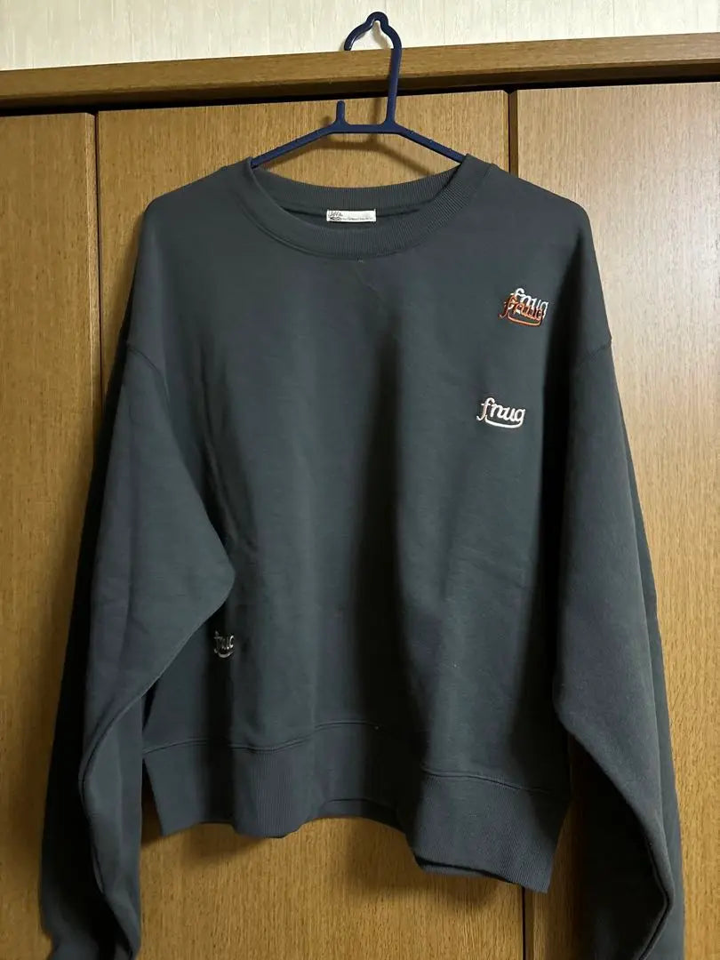 《Java Java Collab》Random Embroidery Cropped Length Fleece Sweatshirt