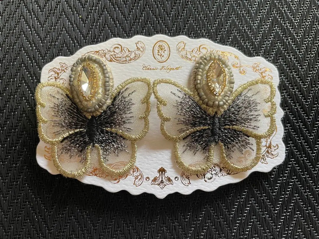 Pendiente de mariposa bordado con cuentas hecho a mano en oro negro | ハンドメイド ビーズ刺繍の蝶のイヤリング 黒金