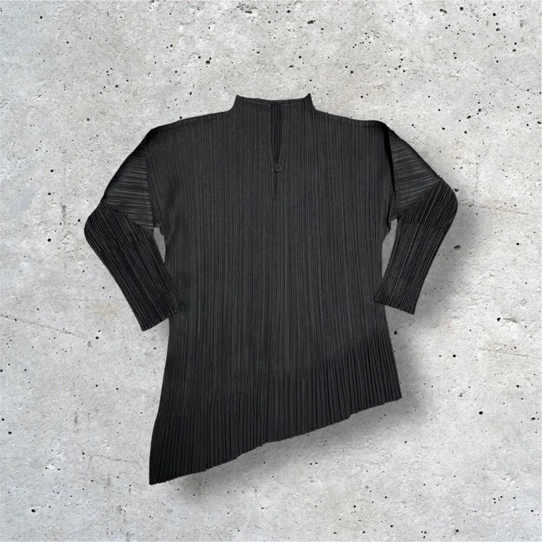 Camisa negra asimétrica de corte y costura Pleats Please de Issey Miyake