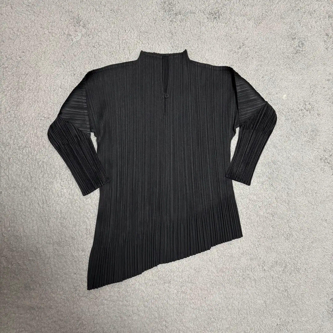 Camisa negra asimétrica de corte y costura Pleats Please de Issey Miyake