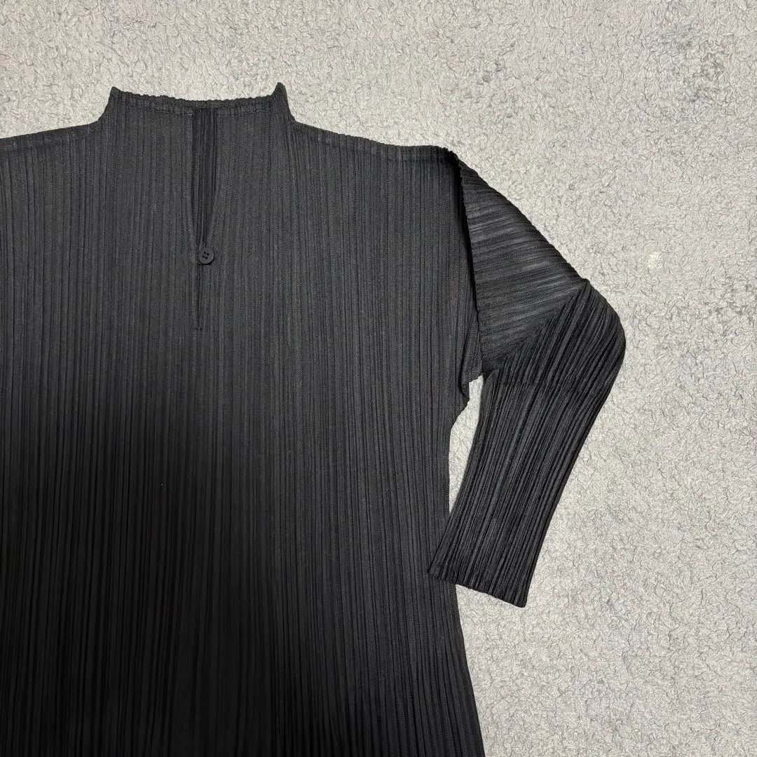 Camisa negra asimétrica de corte y costura Pleats Please de Issey Miyake