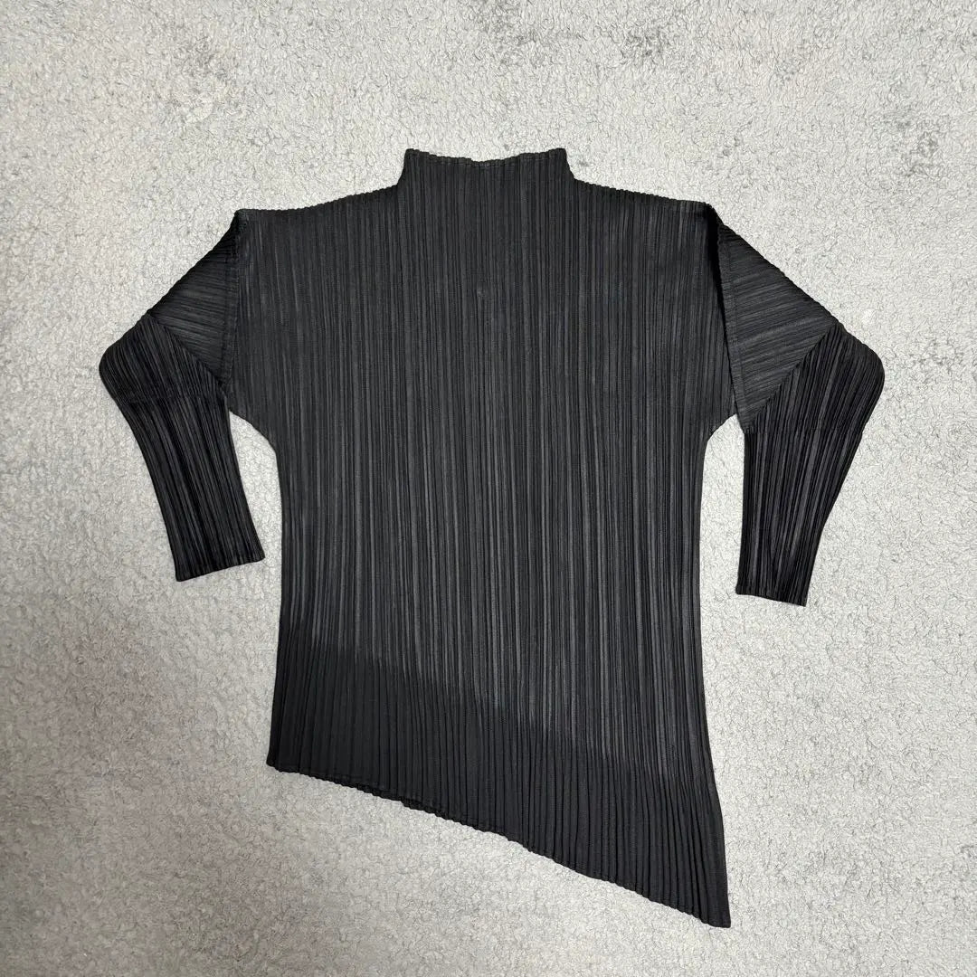 Camisa negra asimétrica de corte y costura Pleats Please de Issey Miyake