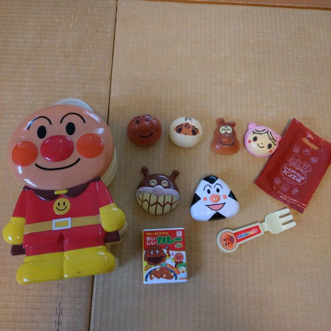 Fiambrera Anpanman con pan, bolas de arroz y juego de tenedores