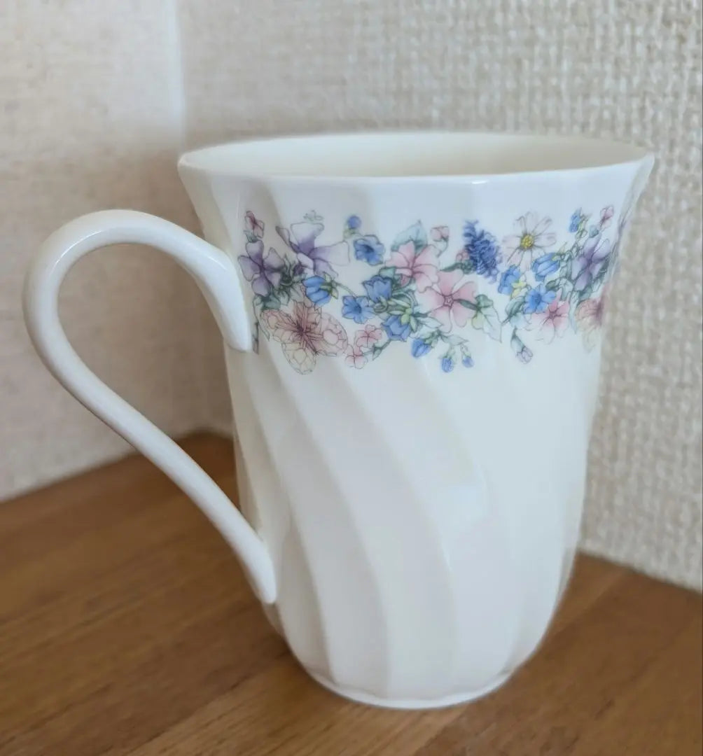 ◇ Wedgwood * Angela Mug Black Vase ◇