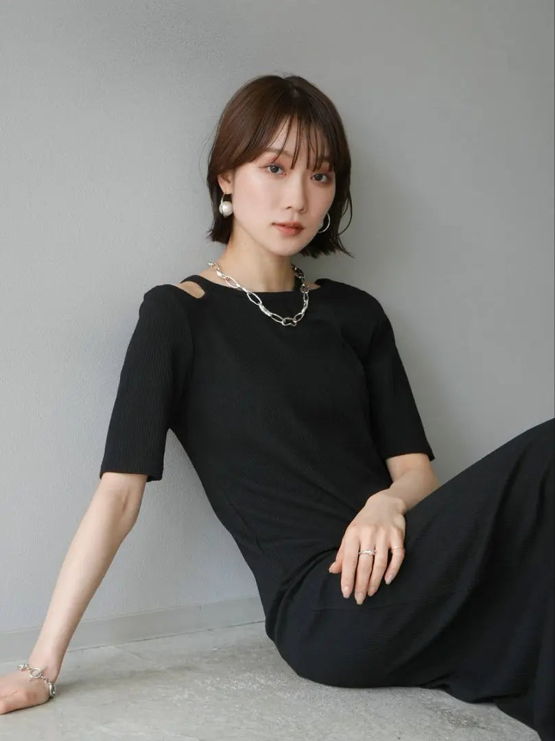 New product❣️New! Design neck half sleeve cut ribbed dress black