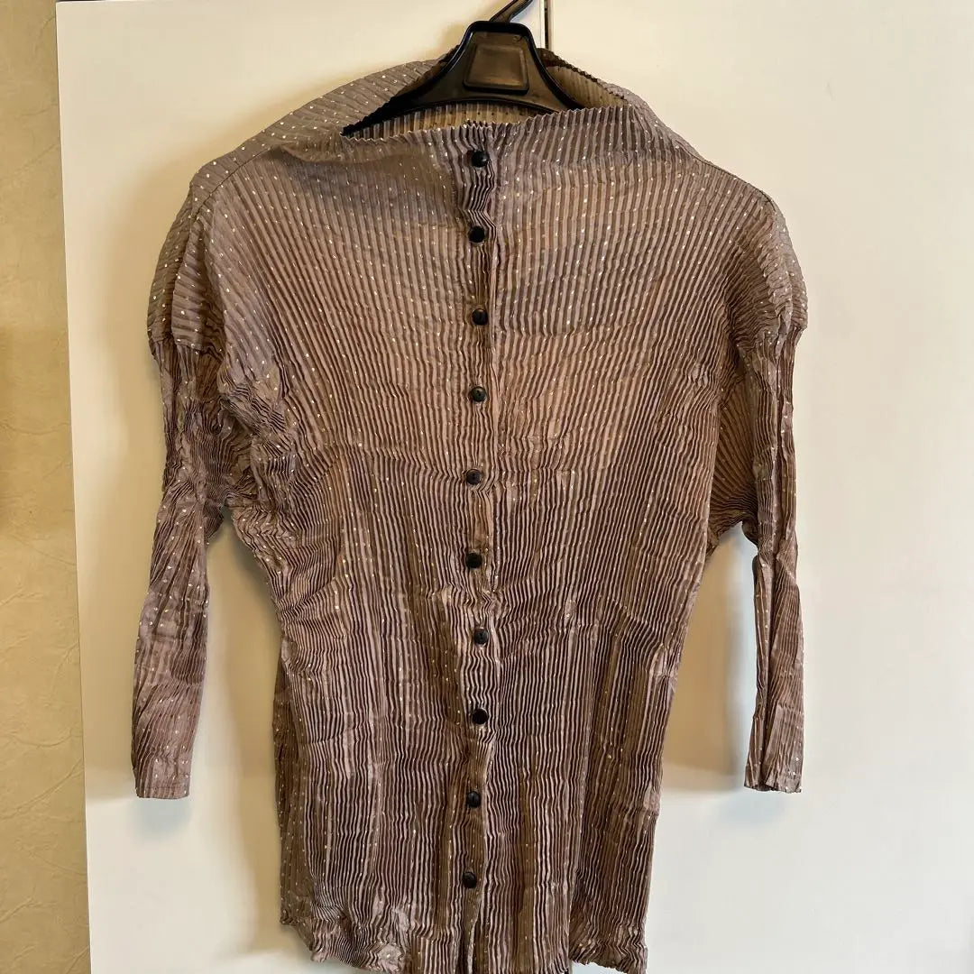 Light brown wrinkle processing polka dot pattern short sleeve dress Convenient for traveling to peas | 薄茶色　シワ加工　金の水玉模様半袖ワンピース　七分袖シャツ　ツーピース旅行に便利