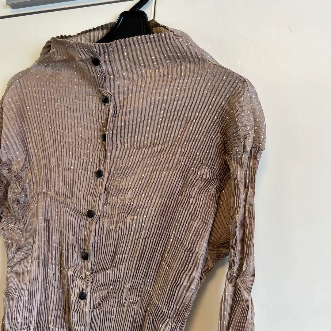 Light brown wrinkle processing polka dot pattern short sleeve dress Convenient for traveling to peas | 薄茶色　シワ加工　金の水玉模様半袖ワンピース　七分袖シャツ　ツーピース旅行に便利