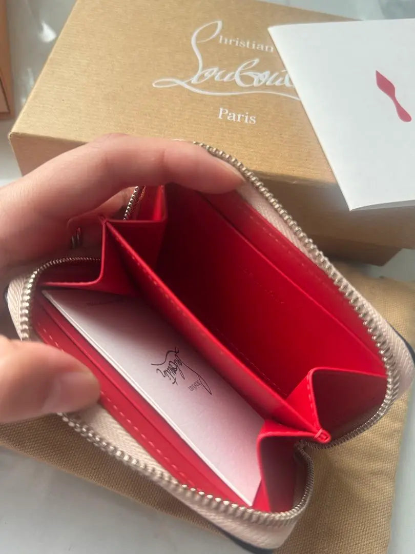 Monedero de Christian Louboutin con bailarina y diseño de panetón