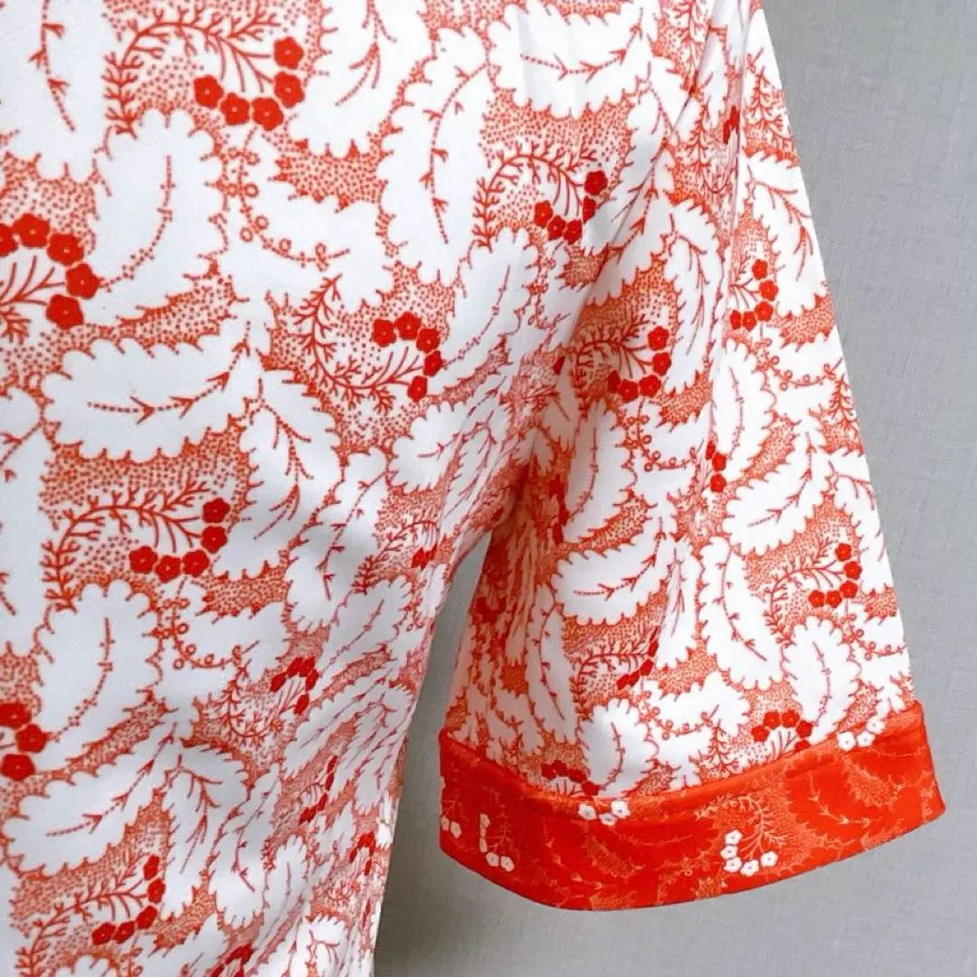 Beautiful condition, made in France, all-over pattern, tight, high-quality, long length, short sleeves, floral shirt dress