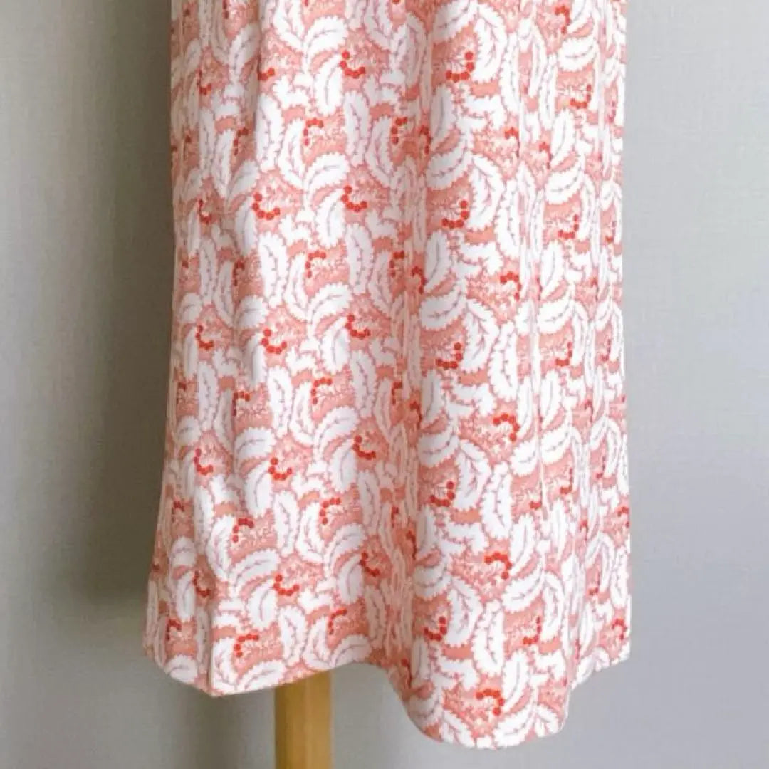 Beautiful condition, made in France, all-over pattern, tight, high-quality, long length, short sleeves, floral shirt dress