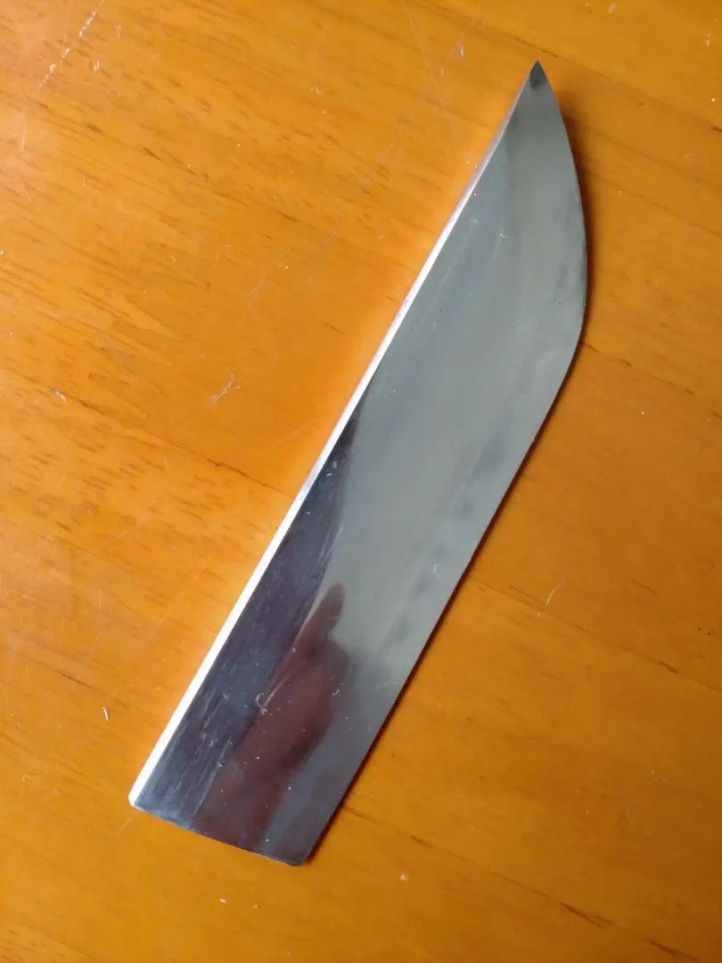 The tip of the Japanese sword is left behind, and the blade is shiny and ripples are visible, and blade is cut, and there are no scratches.