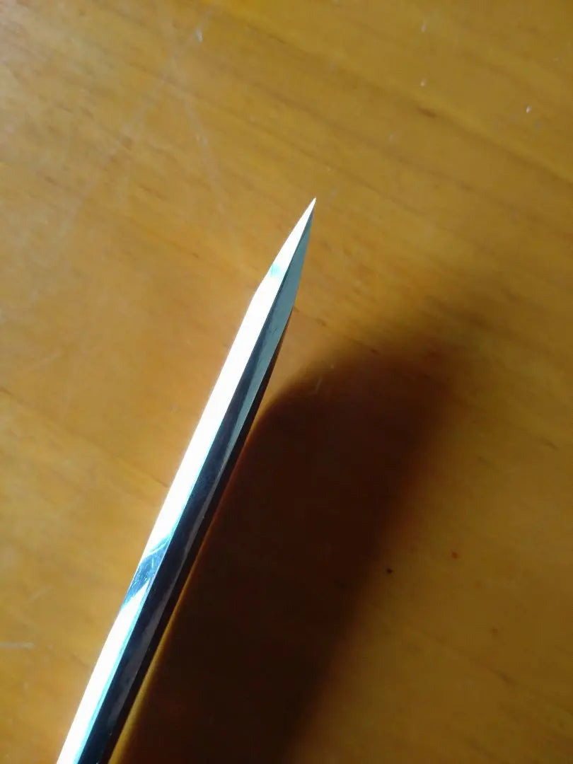 The tip of the Japanese sword is left behind, and the blade is shiny and ripples are visible, and blade is cut, and there are no scratches.