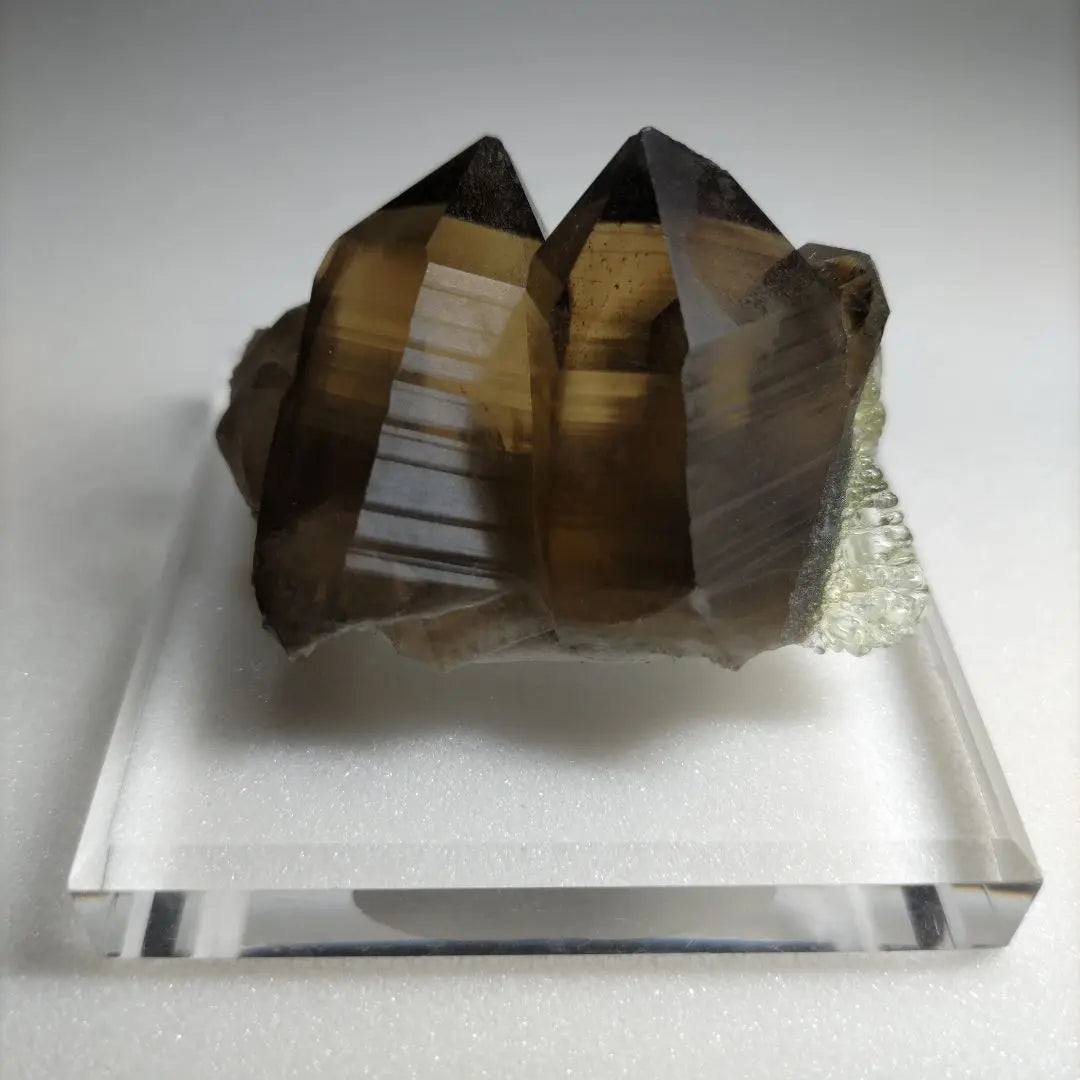 Ejemplares minerales de cuarzo ahumado y hierita, piedra en bruto, cristal