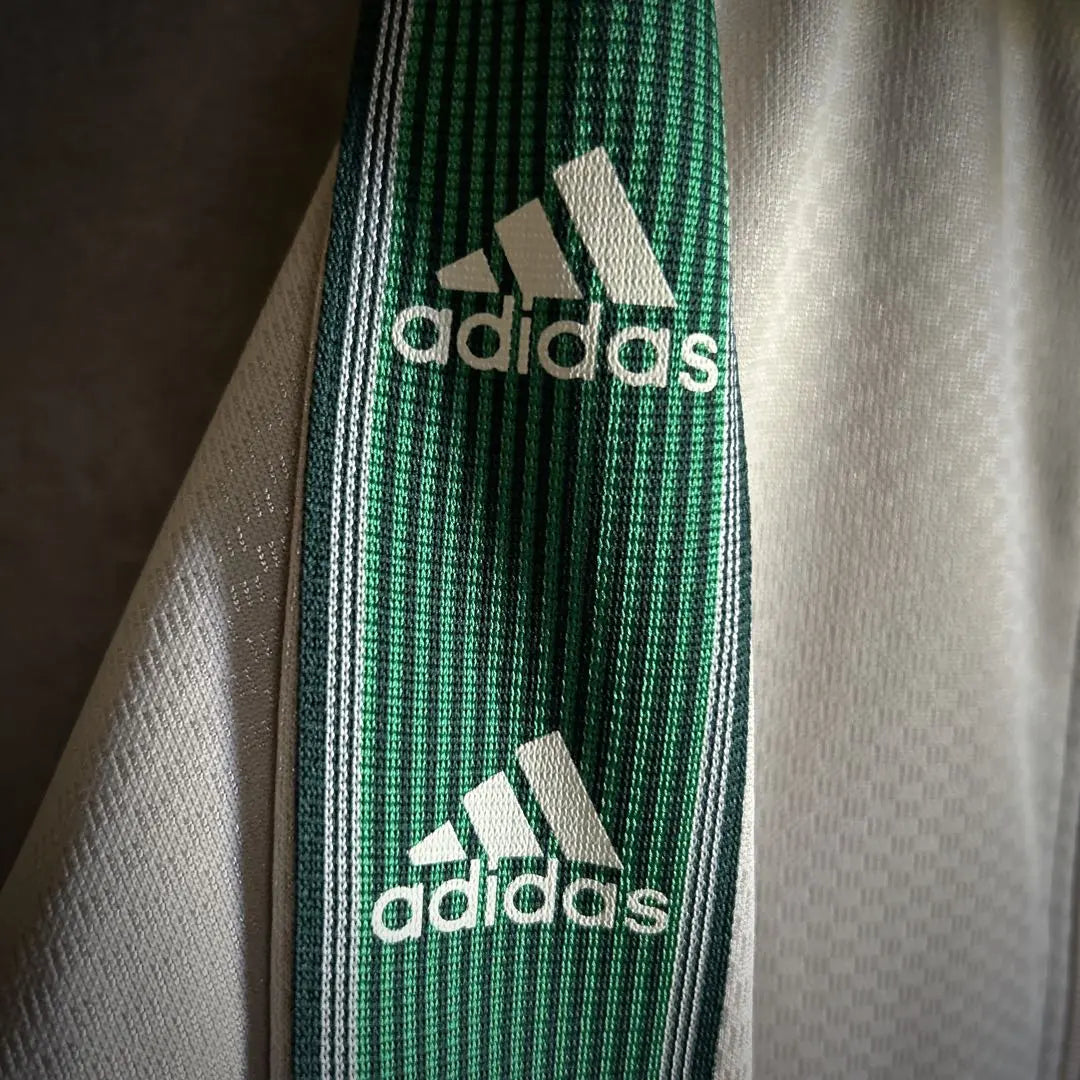 [Color popular] Chaqueta deportiva adidas con bordado de logotipo beige y verde