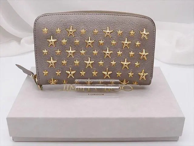 [1197-1] Pieza de exposición *Jimmy Choo* Cartera larga con tachuelas y caja