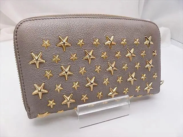 [1197-1] Pieza de exposición *Jimmy Choo* Cartera larga con tachuelas y caja