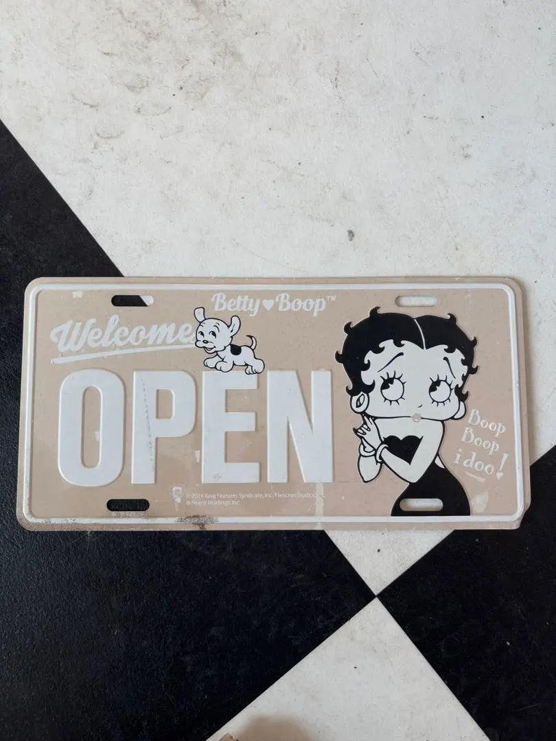 Betty open plate