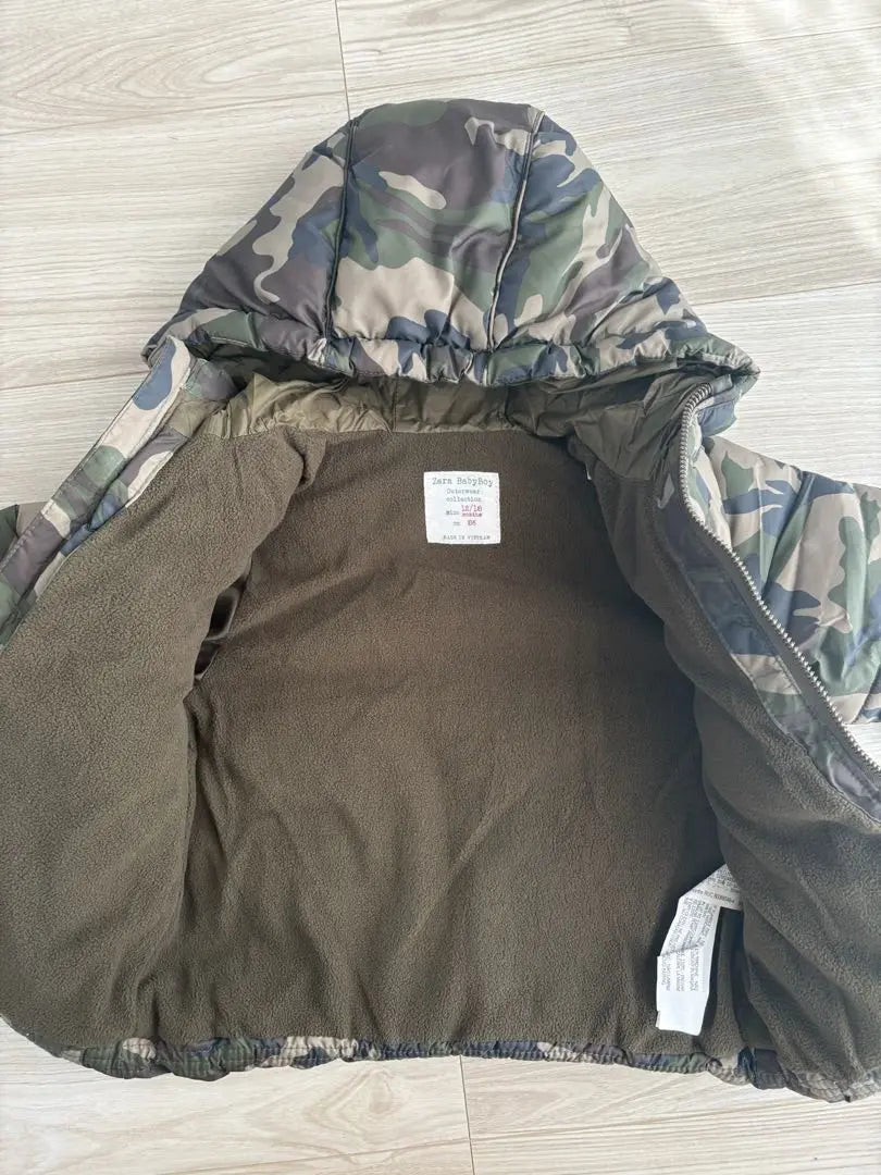 Abrigo de guata con capucha y estampado de camuflaje de 86 cm de ZARA