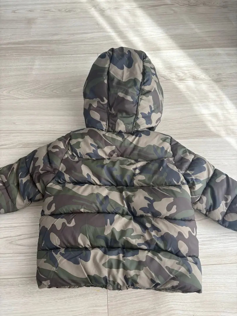 Abrigo de guata con capucha y estampado de camuflaje de 86 cm de ZARA