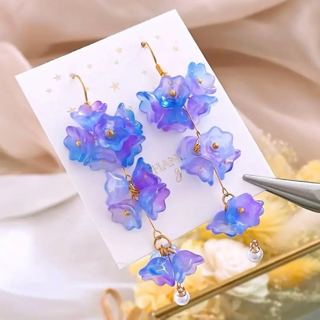 Cute adult flowers swaying ♪ Purple gradient handmade earrings