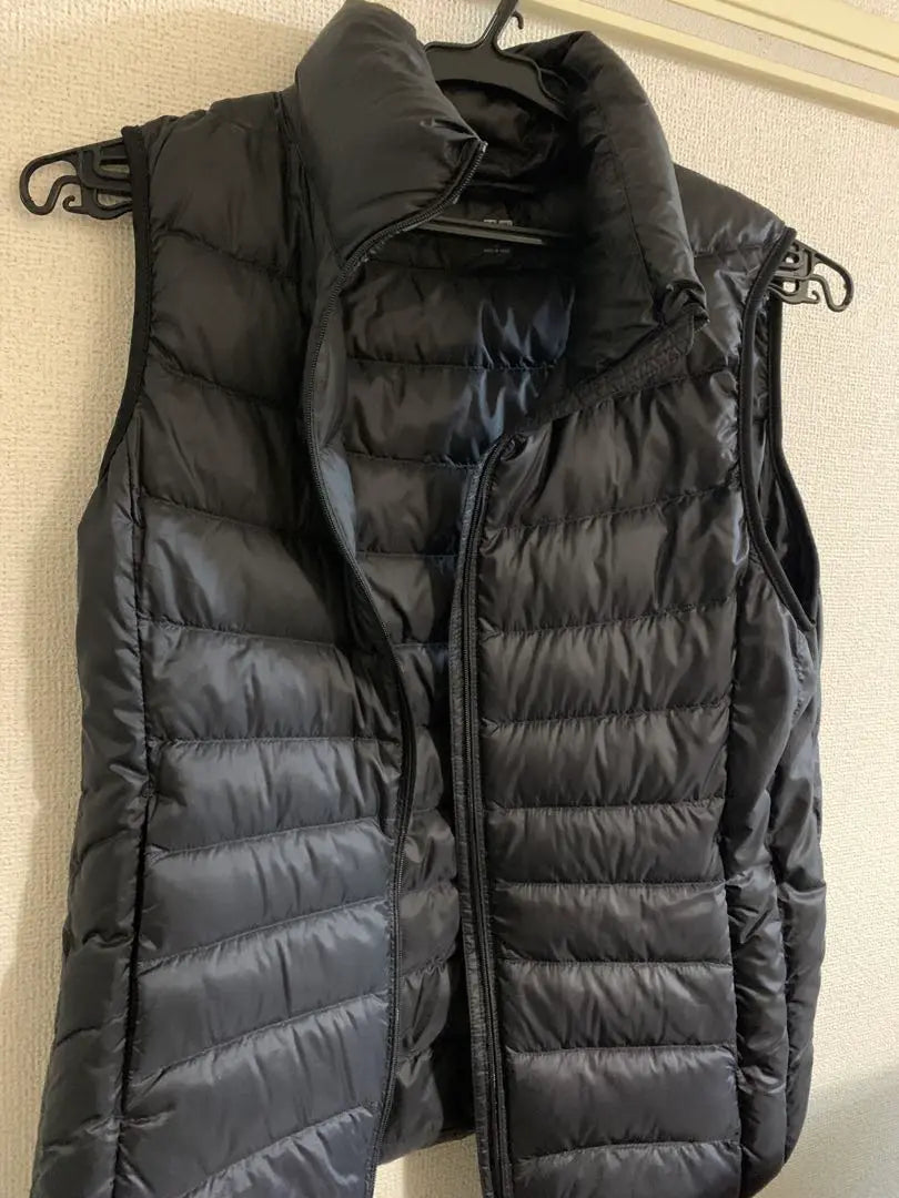 Black down vest sleeveless quilted