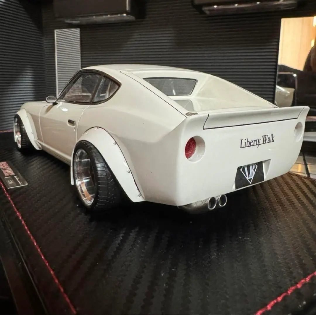 Modelo de encendido 1/18LB-WORKS Fairlady Z (S30) Producto personalizado