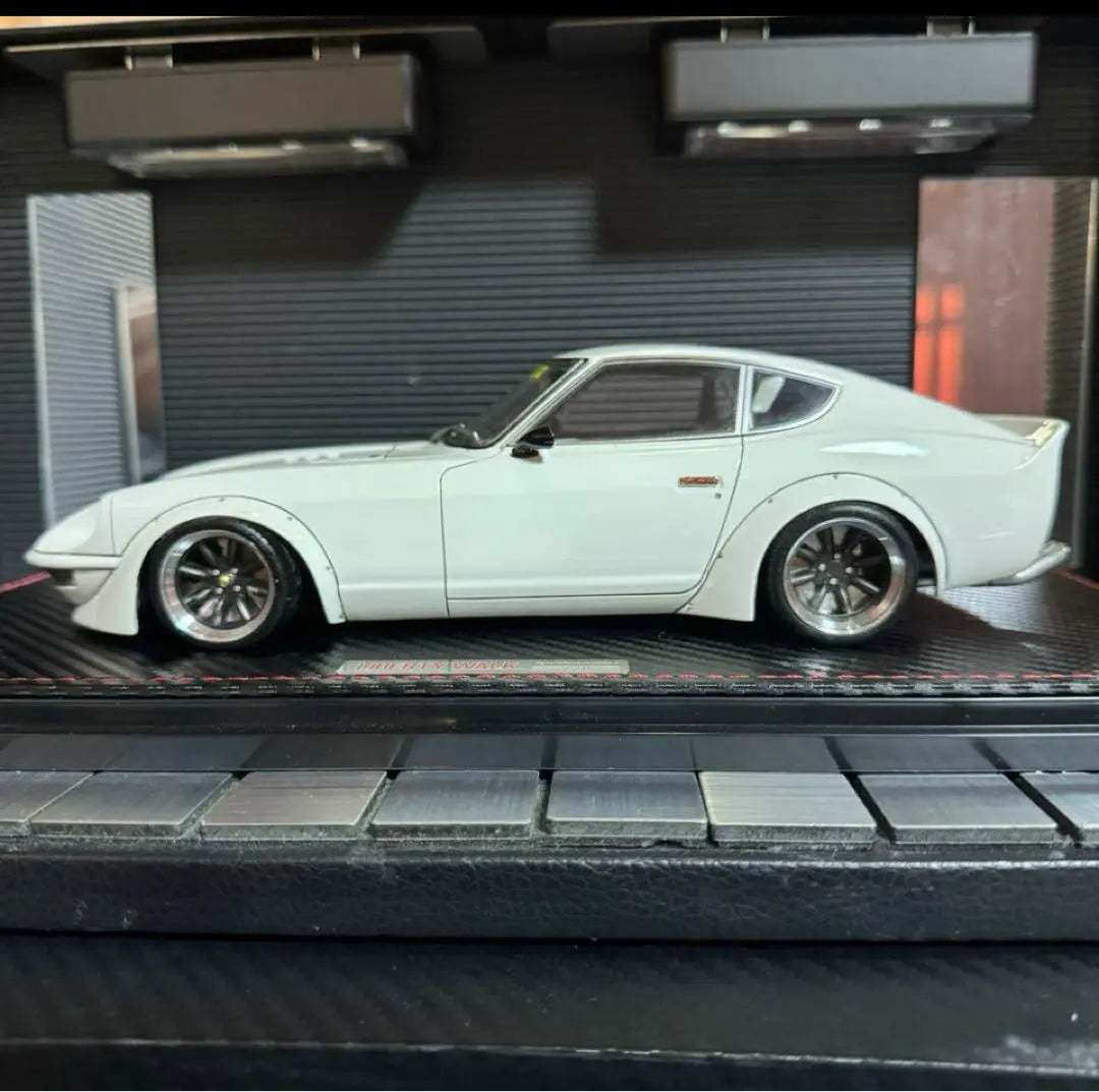 Modelo de encendido 1/18LB-WORKS Fairlady Z (S30) Producto personalizado