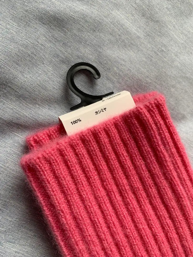 UNIQLO Aniya Hind March Cashmere Knit Arm Warmer Pink