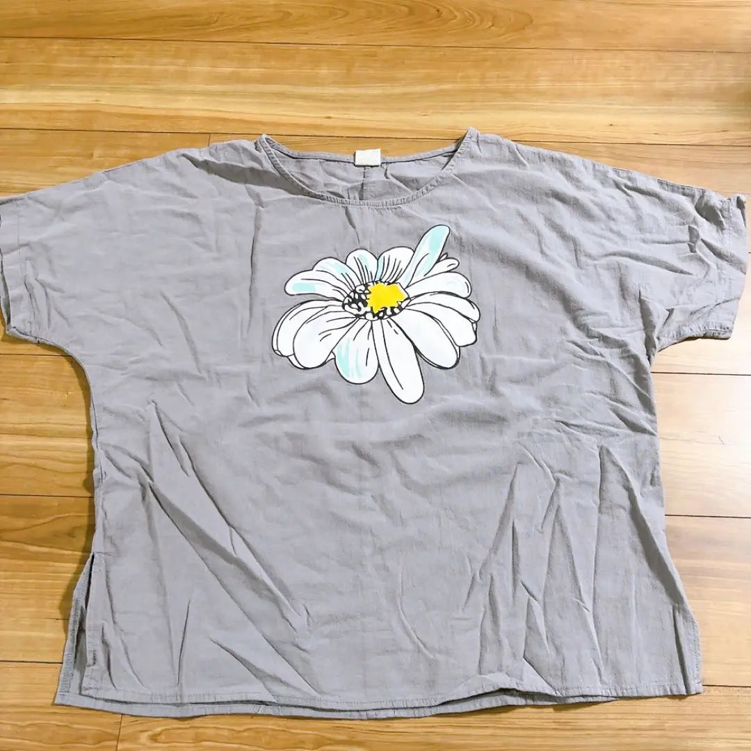 Camiseta gris estampado flores talla L talla más grande | グレー 花柄プリント Tシャツ Lサイズ大きめ