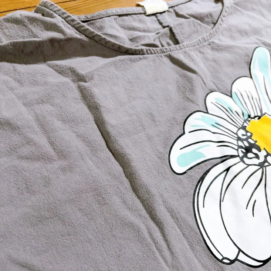 Camiseta gris estampado flores talla L talla más grande | グレー 花柄プリント Tシャツ Lサイズ大きめ