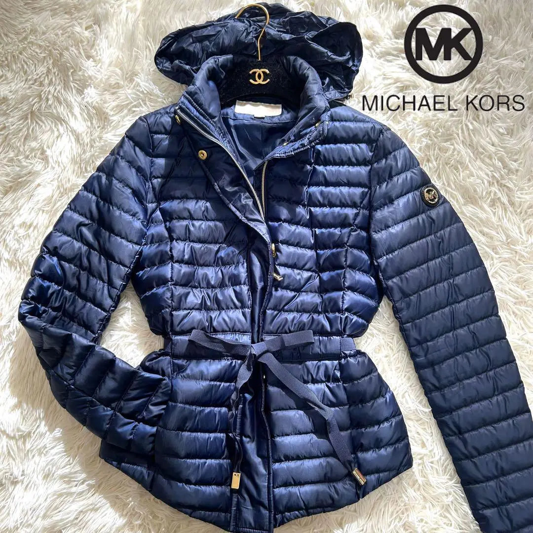 Artículo muy bonito ✨ Chaqueta de plumas Michael Kors con cinturón de cinta y capucha para guardar cosas XXS