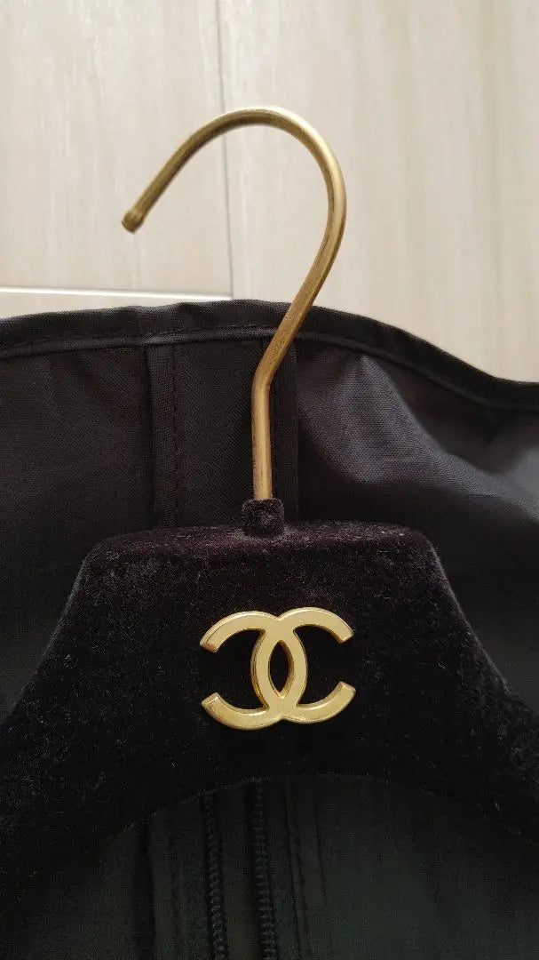 Extremely beautiful item!! ️CHANEL CHANEL garment and hanger set✨