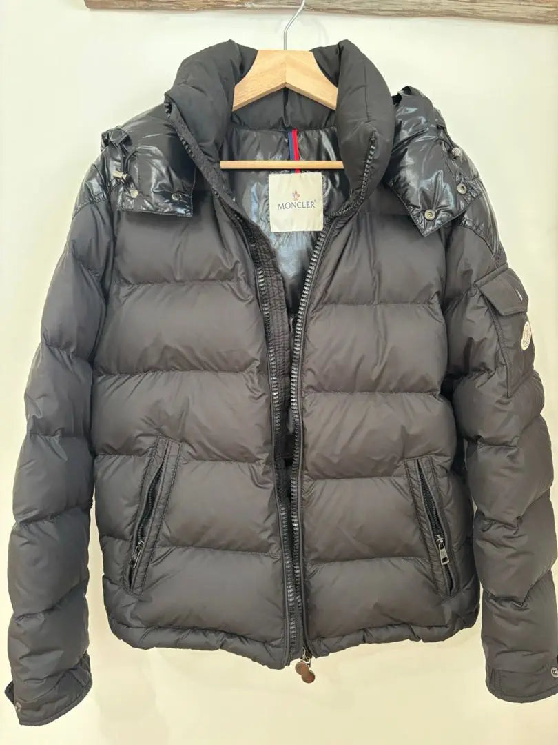 Chaqueta de plumas con capucha gris de MONCLER