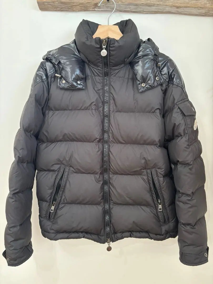 Chaqueta de plumas con capucha gris de MONCLER