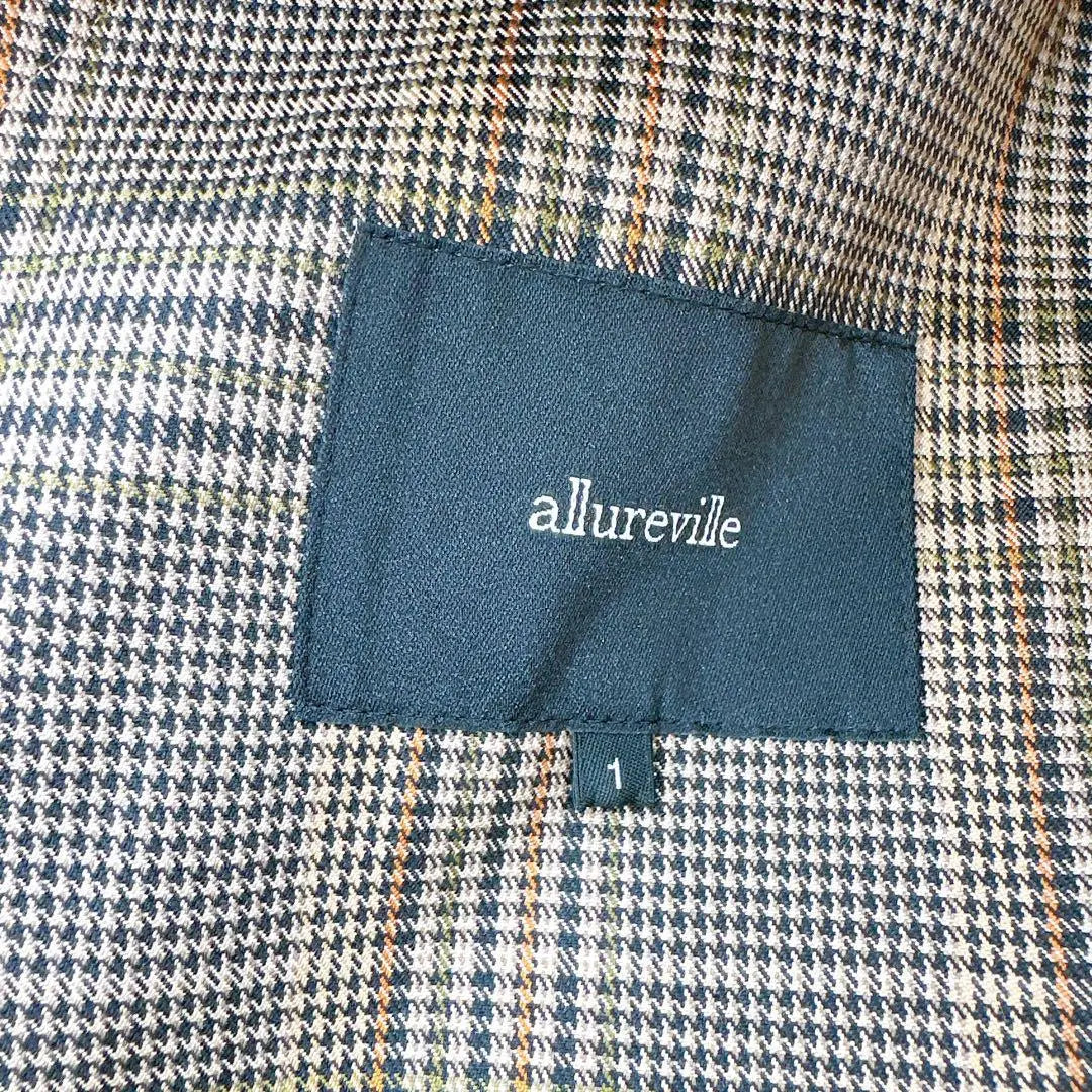 Good condition ✨ Al Abail with liner, checked food coat