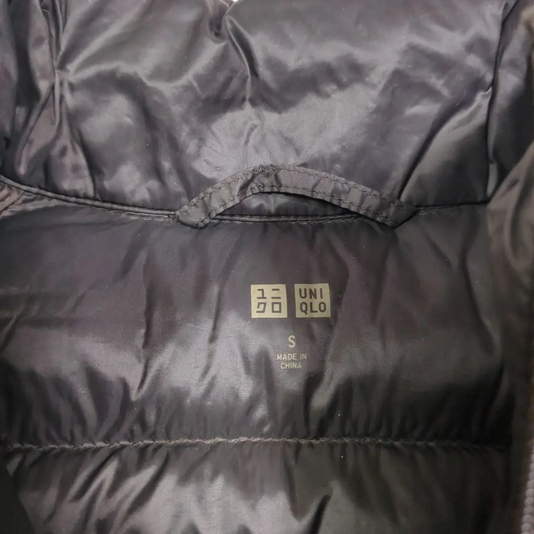 Chaqueta acolchada de plumón marrón oscuro con bolsa de almacenamiento para hombre de Uniqlo