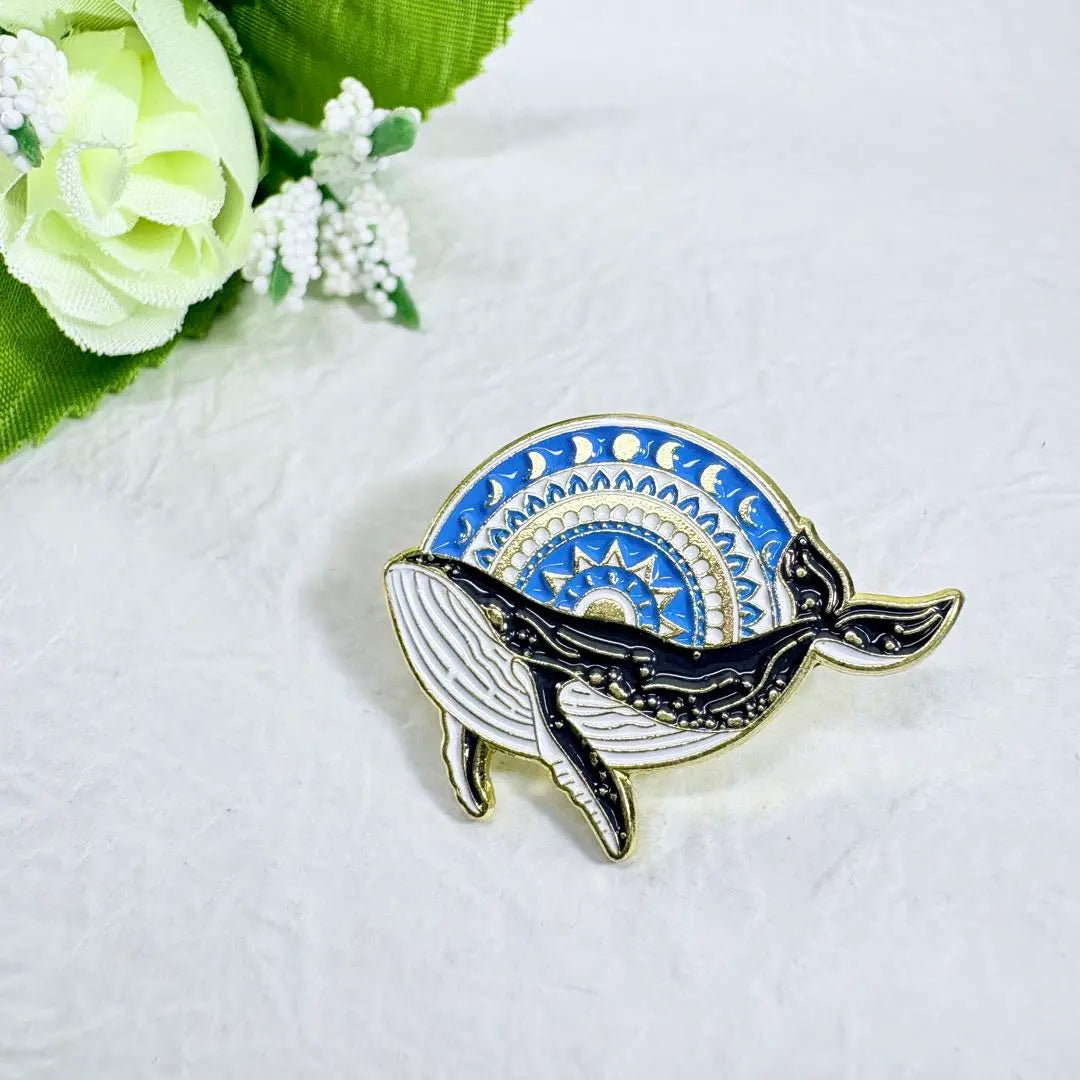 [Pin Badge] Whale, the phases of the moon, whale