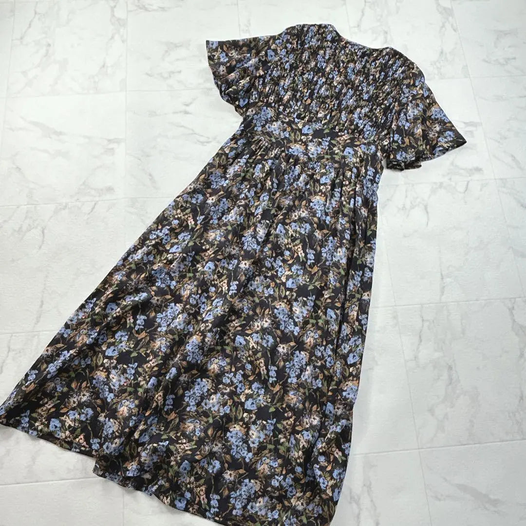 Vestido casual para adultos con frunces y diseño floral dibujado a mano impecable