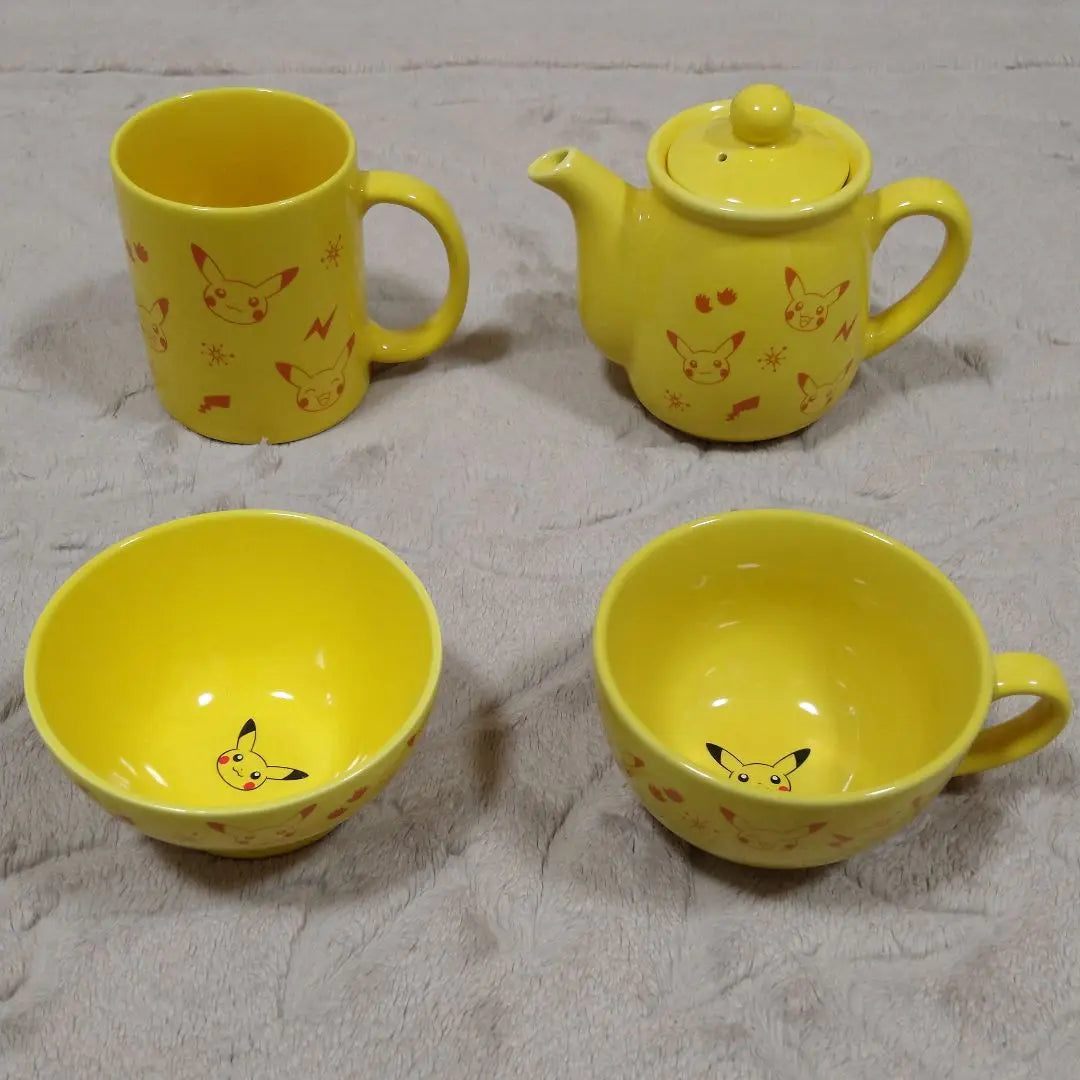 Colección de platos, tazas y vajilla de Pikachu