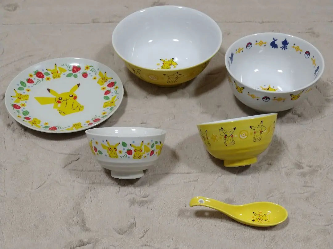 Colección de platos, tazas y vajilla de Pikachu