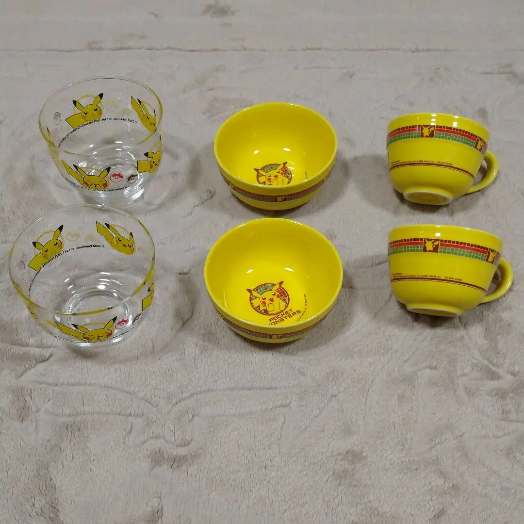 Colección de platos, tazas y vajilla de Pikachu