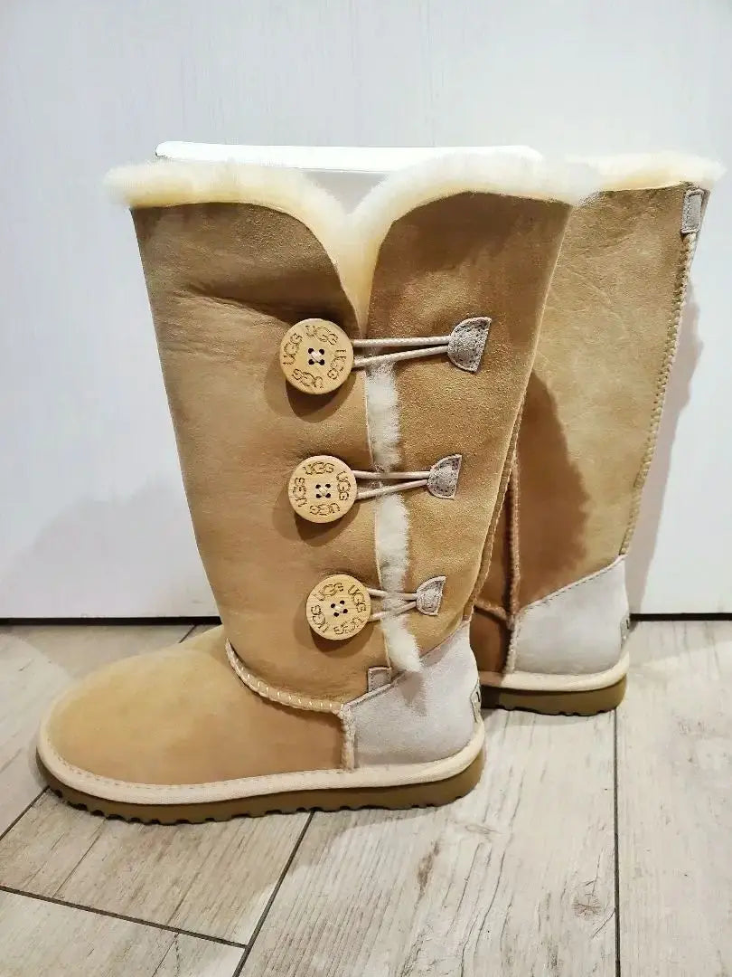 Botas de piel de oveja UGG nuevas, sin usar, largas, color beige