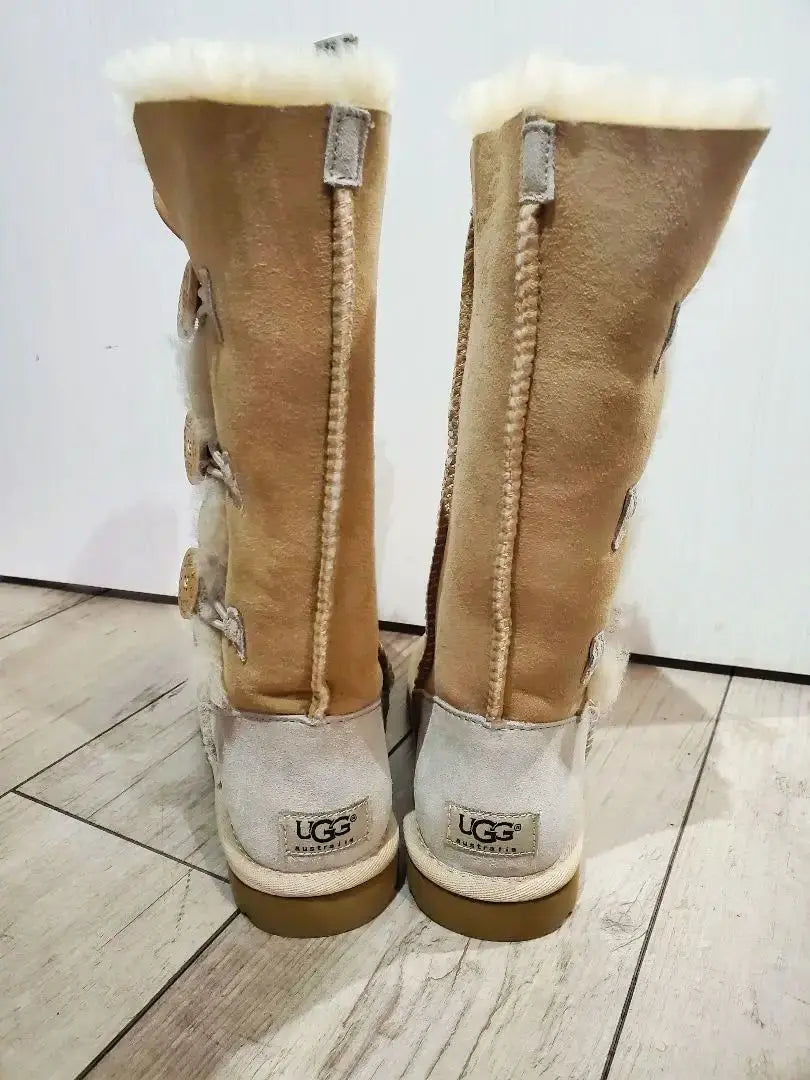 Botas de piel de oveja UGG nuevas, sin usar, largas, color beige