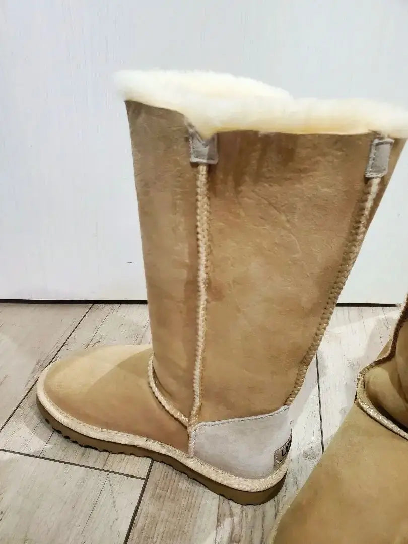 Botas de piel de oveja UGG nuevas, sin usar, largas, color beige