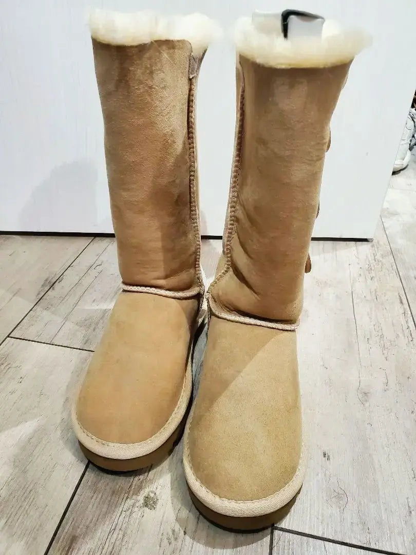 Botas de piel de oveja UGG nuevas, sin usar, largas, color beige