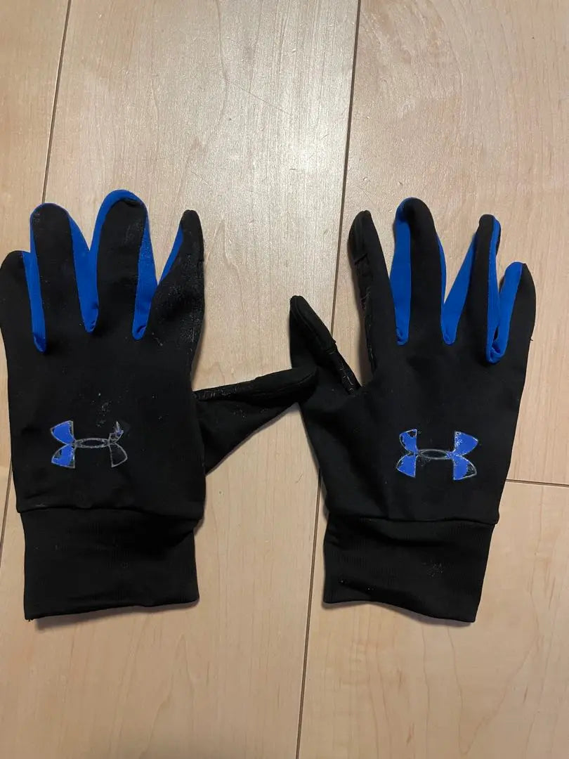 Guantes deportivos Under Armour negros y azules